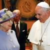 Queen Elizabeth II traf zum ersten Mal Papst Franziskus. Die beiden tauschten Geschenke aus.
