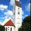 Stolz reckt sich der 48 Meter hoch Kirchturm von St. Michael nach der umfangreichen Renovierung in den Eppishausener Himmel. 