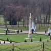 Menschen gehen am Neujahrstag im Park des Schlosses Sanssouci spazieren.