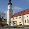 Die Neugestaltung des Kirchenvorplatzes ist in Kühbach in Gange. Der Kirchturm muss aber noch auf einen neuen Anstrich warten.