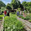 Einen großen Teil des Gartens nehmen die Gemüsebeete ein. Einen Rundgang durch den Garten in Oberbernbach machen (von links) Johanna Lechner, Kreisfachberaterin Manuela Riepold, Rupert Reitberger, Kreisvorsitzender der Gartenbauvereine, und Kaspar Lechner.