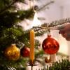 Das Aufstellen eines Weihnachtsbaums gehört immer noch zu den beliebtesten Traditionen rund um die Festtage im Advent. Doch ist dieser Brauch überhaupt mit dem Nachhaltigkeitsgedanken vereinbar? 	