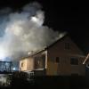 In Wellheim hat Samstagnacht der Dachstuhl eines Wohnhauses Feuer gefangen, nachdem ein angrenzender Holzschuppen gebrannt hatte. 