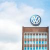 VW sieht durch scharfe CO2-Grenzwerte 100.000 Jobs bedroht. 