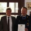 Ehrenkommandant Dominikus Schoder wurde für 40 Jahre aktiven Feuerwehrdienst geehrt, es gratulierten: (von links) Zweiter Kommandant Dominik Schießl, Erster Bürgermeister Gerhard Martin und Kreisbrandmeister Gottfried Hackl.  	