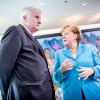 Sie sprechen miteinander, aber sie sind alles andere als einer Meinung: Kanzlerin Angela Merkel und Horst Seehofer.