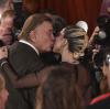 Auf dem Weg ins Dolby Theatre gibt der Schauspieler Brendan Gleeson (links) Lady Gaga einen Kuss. Ob das beiden Glück für ihre Oscar-Nominierungen bringt?