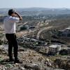 Der Vize-Kanzler steht am Aussichtspunkt Al-Masyoun und verschafft sich einen Überblick über die Sperranlagen und Siedlungsprojekte in Palästina.  