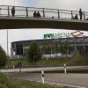 Wenn in der WWK-Arena gespielt wird, strömen die Fans aus den Straßenbahnen in Richtung Fußballstadion. 