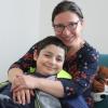 Gleich drei potentielle Stammzellenspender konnten für den zehnjährigen Emin aus Krumbach (hier mit seiner Mama Michaela Cammerata) gefunden werden. Eine absolute Ausnahme. Mit einer Stammzellentherapie besteht die Chance, Emins Lymphdrüsenkrebs zu heilen.