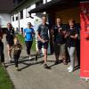 Auf die Plätze, fertig, los! Gablingens Bürgermeisterin Karina Ruf und Philipp Brauchler, der Vorsitzende des TSV Lützelburg (von rechts), feuern die Streckentester Anja Baltruschat, Michaela Mayer, Barbara Wengenmeir und Christoph Mayer (von links) an. Foto: Oliver Reiser