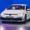 Der neue Volkswagen Golf 8 steht bei der Weltpremiere auf der Bühne.