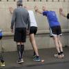 Keine Festnahme - nur Aufwärmen und Dehnen: Marathonläufer bereiten sich vor dem Start in Zürich vor.