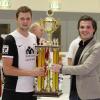 Sponsor Ulrich Reitenberger (rechts) überreichte Arthur Fichtner (links) vom Turniersieger TSV Meitingen einen Pokal, der in seiner Pracht auch einem Weltpokal-Gewinner alle Ehre machen würde. 	 	