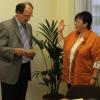 Die neue Bürgermeisterin in Kühlenthal, Iris Harms, leistet ihren Amtseid. Vereidigt wurde sie von Gemeinderat Walter Schapfl. 
