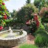 Vieles hier im Garten zeigt Symmetrie und Funktion, so auch der mittig angelegte Brunnen.