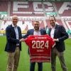 Freuen sich über die neue Partnerschaft des Igenhausener Unternehmens Haimer mit dem FC Augsburg: (von links) Tobias Völker, Andreas Haimer und Michael Ströll.