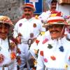 Unser Bild zeigt eine Tradition in Prad: Beim „Zusslrennen“ in Prad am Stilfser Joch tragen die jungen Männer traditionell Blumen aus Krepppapier auf ihrer Kleidung. 