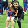 Trainer Luis Enrique (Barcelona) genießt mit seiner Tochter den Gewinn der Champions League.