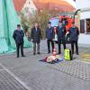 Spenden aus der Bevölkerung haben der Feuerwehr Bad Wörishofen weitere Ausrüstung beschert. Thomas Schweier (stellvertretender Vorsitzender, von links), Bürgermeister Stefan Welzel, der Vorsitzende Hans Peter Roiser, Helmuth Werner (2. Kommandant) und Kommandant Hans-Peter Scholz präsentieren, was für 9200 Euro angeschafft wurde. 