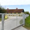 Um die Schweineställe im Donauried in Günzburg wurde ein stabiler Zaun zum Schutz vor Wildtieren gezogen.  