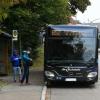 Die beiden Bushaltestellen an der Ulmer Straße in Burgau sollen auf gleiche Höhe gebracht werden, außerdem wird eine Querungshilfe entstehen. Da die Busse künftig beim Halten die Straße blockieren, müssen andere Fahrzeuge dahinter warten. 	