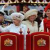 Queen Elizabeth winkt den Londonern zu.