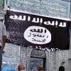 Die Flagge der Terrororganisation Islamischer Staat an einer Moschee im irakischen Mossul.