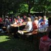 Die roten Fahnen stehen auf dem Tisch, die Parteimitglieder sitzen auf den Bierbänken. Die Gersthofer SPD hat ihr Sommerfest gefeiert.