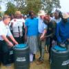 Beim jüngsten Besuch in der Kenianischen Provinz Baringo übergaben Heinz Rehberger (ganz vorne) und Schwenk von Pro Kapsogo 450 kleine Fässer.