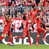 Die Bayern-Spieler feiern das vorentscheidende 2:1 von David Alaba gegen Eintracht Frankfurt.
