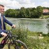 Oberbürgermeister Mathias Neuner nimmt trotz großer Kostensteigerungen weiter Kurs auf den umstrittenen Lechsteg. Das Bild zeigt ihn an der Stelle, wo die neue Brücke über den Lech geschlagen werden soll. 	