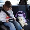 Kinder sollten während der Fahrt weder lesen noch einen Film schauen oder mit dem Smartphone spielen. Denn das führt schnell zu Reiseübelkeit.