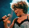 Sängerin Tina Turner tritt 1995 in München auf. In den 1980ern wurde sie mit Liedern wie "Proud Mary" und "The Best" als Solokünstlerin bekannt.