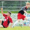 Der TSV Neusäß (am Ball Michael Staudenmayer) ließ zum Saisonauftakt Angstgegner SpVgg Wiesenbach (am Boden Steffen Brenning) mit 2:0 ins Leere laufen. 