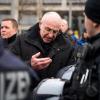 Holocaust-Leugner Gerhard Ittner diskutiert auf dem Postplatz in Dresden mit Polizisten.