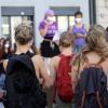 Mit nackten Brüsten demonstrierten rund 30 Frauen am Freitagabend in Augsburg.