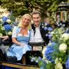 Bayerns Ministerpräsident Markus Söder und seine Frau Karin Baumüller-Söder sitzen in ihrer Kutsche.