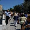 Angestellte telefonieren vor einem Gebäude nach einem starken Erdbeben in Athen. 