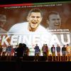 Ausgestattet mit Getränken, Chips und Popcorn schauten sich Trainer Markus Weinzierl (oben links) und die Spieler des FC Augsburg (unten links von links Jeong-Ho Hong und Dong-Won Ji) die Premiere des Films „#keinesau – Wie der FC Augsburg Europa erobert“ an. Gemeinsam mit weiteren Kinogästen erlebten sie ein weiteres Mal die Auftritte in der Europa League. 	