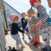 Seifenblasen-Fangen ist gar nicht so einfach. Das stellen diese Mädchen und Buben in der Kinderkrippe „Haus der kleinen Füße“ in Villenbach fest.  