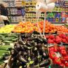 Obst- und Gemüsesorten liegen in einem Supermarkt zum Verkauf bereit.
