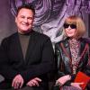 Modedesigner Guido Maria Kretschmer sitzt neben der Wachsfigur von Anna Wintour bei deren Präsentation im Madame Tussauds.