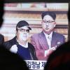 Hier noch vereint: Auf einem Fernseher sind Kim Jong Un (r.) und sein Halbbruder Kim Jong Nam zu sehen, der durch einen Giftanschlag ermordet wurde.