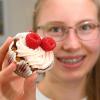 Carmen Hildensperger aus Jettingen-Scheppach hat für das Zuckerguss- Rezeptheft Nr. 25 Himbeertörtchen gebacken. 
