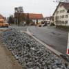 Seit Pfingsten mussten die Ramminger mit dem Ausbau des dritten Teilstücks der Hauptstraße zwischen zwischen Mattsieser Straße und Mariensäule leben, jetzt geht das 1,8 Millionen-Projekt mit großen Schritten seiner Fertigstellung entgegen. „Dann ist auch das neue Rathaus wieder besser erreichbar“