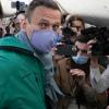 Journalisten umringen den Kremlgegner Alexej Nawalny im Flugzeug der Fluggesellschaft "Pobeda", mit dem er von Berlin-Schönefeld aus nach Moskau flog. 