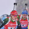 Denise Herrmann (links) wird von Vanessa Hinz ins Staffel-Rennen in Oberhof geschickt. Am Ende müssen sich die Deutschen Damen mit Platz zwei hinter Frankreich zufrieden geben.