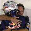 Red-Bull-Teamchef Christian Horner umarmt Sebastian Vettel nach dem Sieg in Singapur.