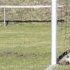 Der Anfang vom Ende: Michael Helbing im Tor des FC 98 Auerbach/Stetten muss den Ball nach dem Freistoßtreffer von Oberriedens Joachim Rogg aus dem Netz holen. 